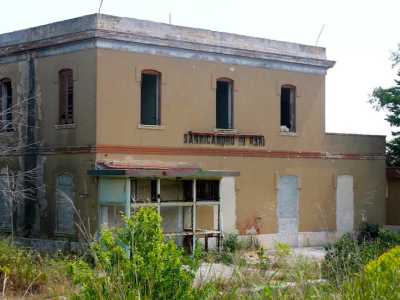 La vecchia stazione di Sannicandro di Bari, dismessa negli anni 90